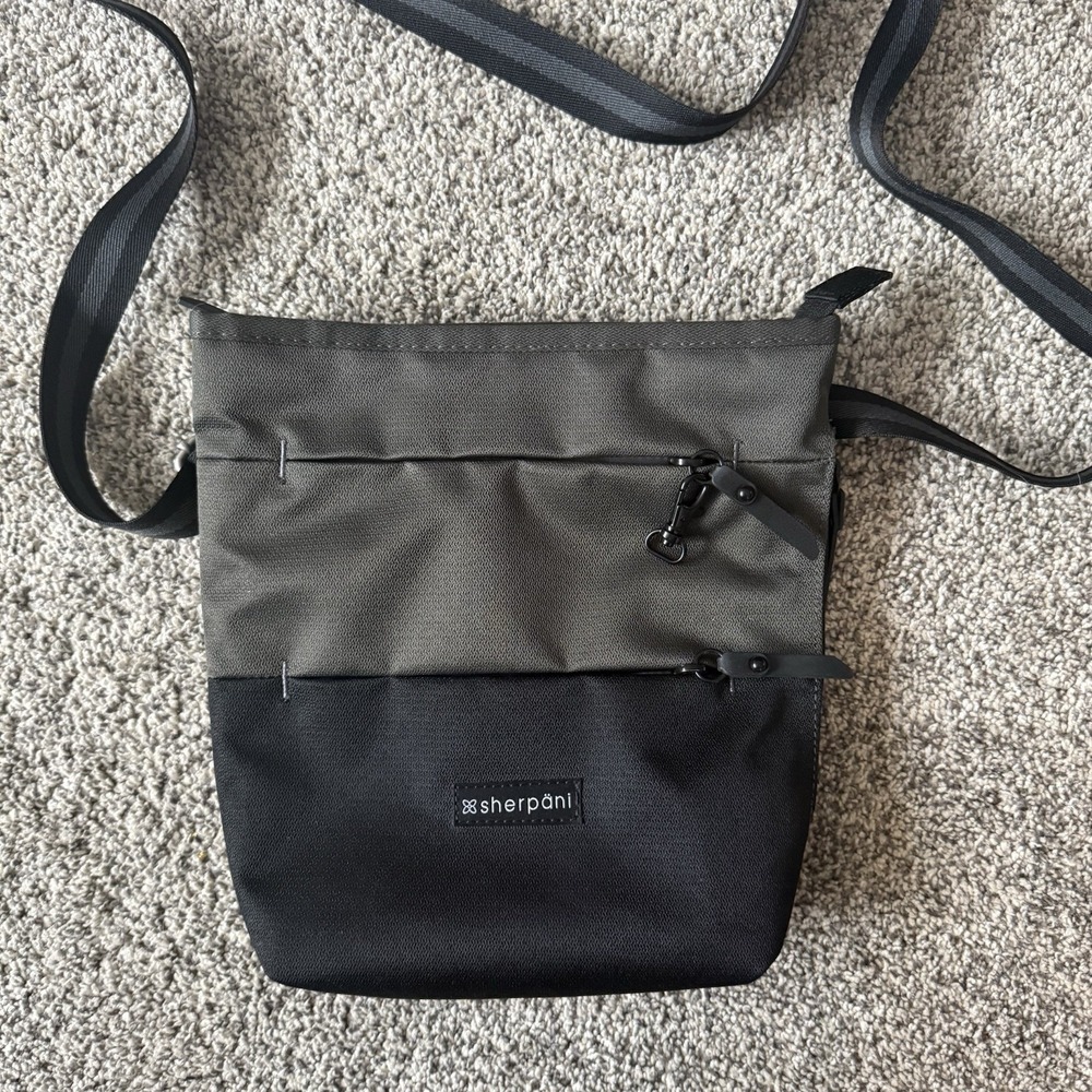 Sherpani Sadie Crossbody Bag Purse Adjustable Multi‎ Zipper Pockets Black Green